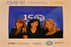 Ein Foto-Rahmen mit drei Frauen auf blauem Hintergrund, umgeben von Sponsorennamen und einem Unternehmensnamen.