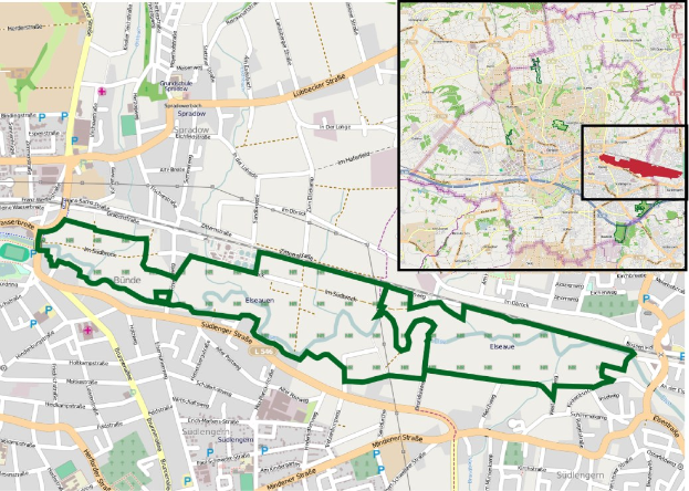 Karte einer Stadt mit einer grünen Linie, die die Route einer Fahrradtour zeigt, unterteilt in zwei Abschnitte: Der obere zeigt Straßen und Sehenswürdigkeiten, der untere listet Details der Tour einschließlich Start-/Endpunkten, Dauer und Sehenswürdigkeiten.