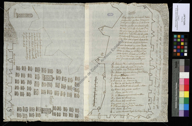 Ein aufgeschlagenes Buch mit einer detaillierten, farbenfrohen Karte einer Stadt mit beschrifteten Straßen, Gebäuden und Sehenswürdigkeiten.