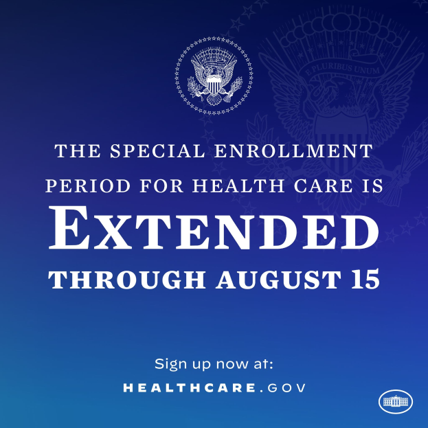 Plakat mit Text und Logo, das "Die spezielle Anmeldephase für die Gesundheitsversorgung ist bis zum 15. August verlängert." zeigt.