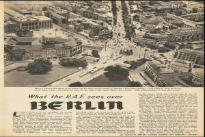 Alte Zeitung mit Schwarz-Weiß-Fotografie einer Stadtlandschaft mit Gebäuden, Bäumen und Fahrzeugen, begleitet von Text.