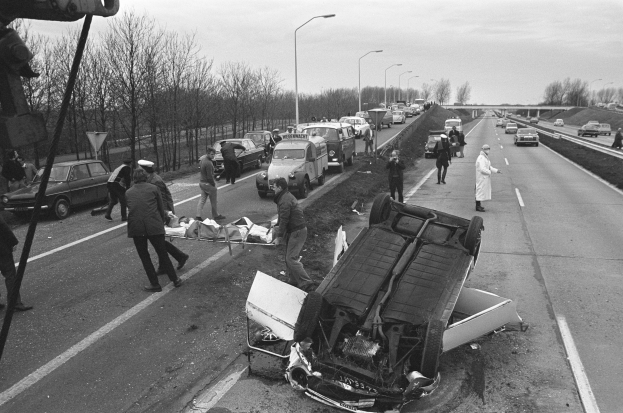 POL-HF: Audi fährt auf - Fahrer fährt unter Alkoholeinfluss
