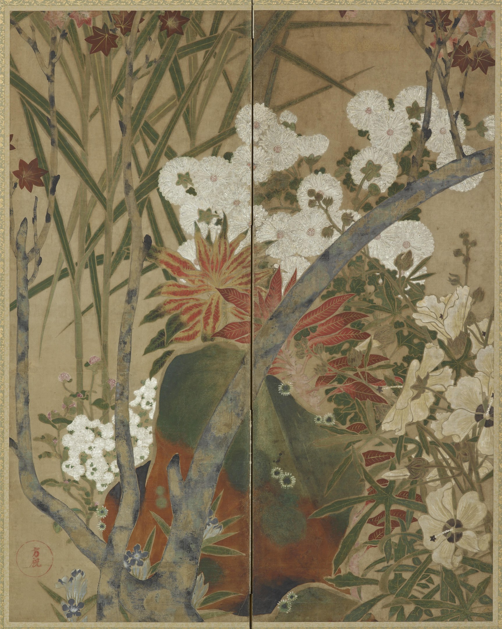 Ein japanischer Bildschirm mit einem leuchtenden Gemälde eines üppigen Landschaften mit detaillierten Blumen und Pflanzen in kräftigen Farben.