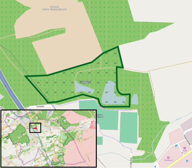 Eine Stadtkarte mit einem grünen Bereich in der Mitte, die eine geplante Stelle markiert, und Text, der die Grenzen von Gebäuden, Straßen und anderen Stadtmerkmalen beschreibt.