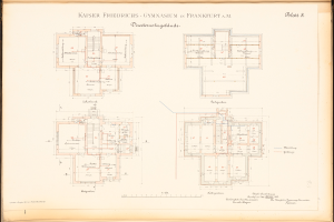 Ein altes Buch mit einem detaillierten Grundriss von Kaiser Friedrichs Gymnasium in Frankfurt, Deutschland, mit Text, der das Layout der Räume und Flure beschreibt.