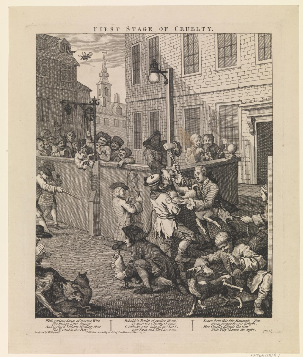 Eine Gruppe von Menschen und Tieren versammelt sich vor einem Gebäude mit Fenstern, einem Laternenpfahl und einem Himmel im Hintergrund, mit der Aufschrift 'Erste Stufe der Grausamkeit' unten.