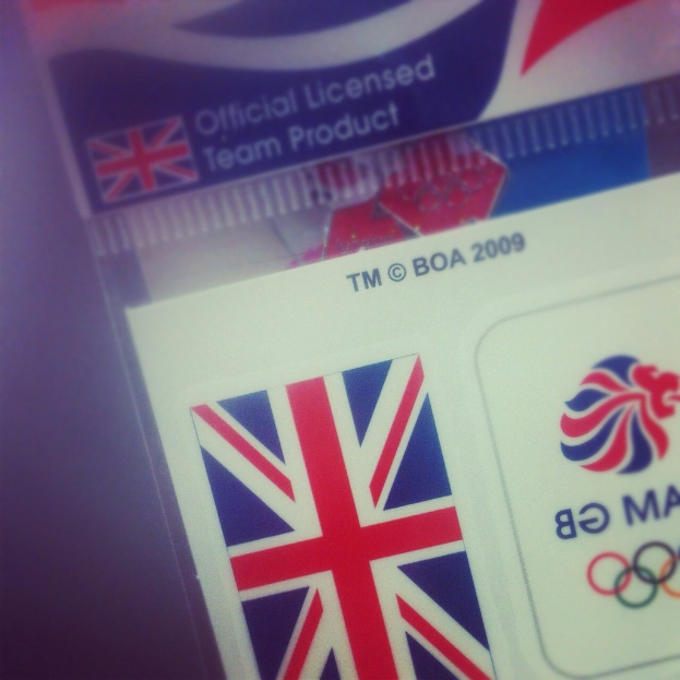 Ein Nahaufnahme-Bild einer Identit├Ątskarte mit der amerikanischen Flagge und dem Text "Critical Licence" auf der Vorderseite.