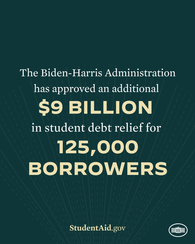 Plakat Ankündigung von 9 Milliarden US-Dollar an Schülerdarlehen für 125.000 Schuldner unter der Biden-Harris-Verwaltung mit Logo unten.