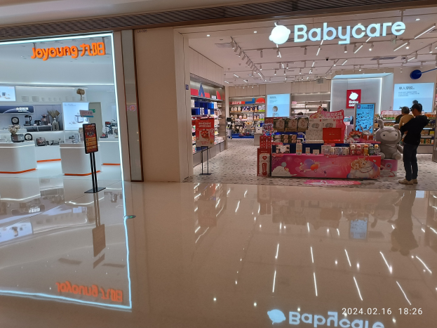 Babycare-Laden im Mall of Asia mit Spielzeugen, Regalen, Schildern, Anzeigebildschirm und Deckenbeleuchtung.