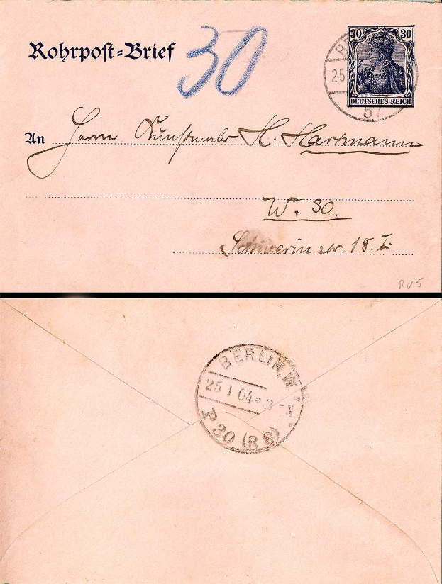 Ein alter Briefumschlag, der nach Deutschland adressiert ist und eine Briefmarke trägt.