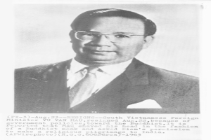 Ein Mann im Anzug, mit Text darunter, auf einem Schwarz-Weiß-Foto.