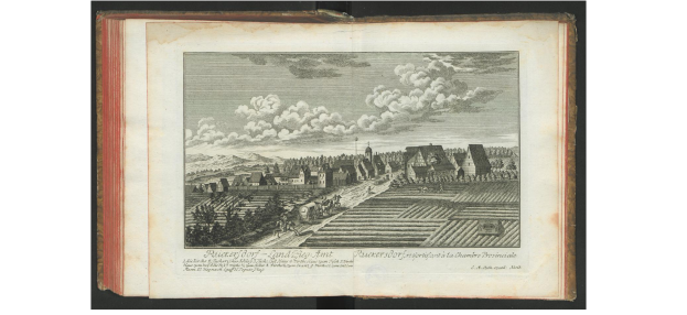 Ein offenes Buch mit dem Titel 'Landschaft des Rheinlands-Westfalens' aus dem Jahr 1805, das eine Zeichnung eines Dorfes mit Häusern, Bäumen, Hügeln und Wolken am Himmel zeigt.