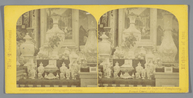 Ein schwarz-weißes stereoskopisches Foto eines Raums, der zahlreiche Vasen und dekorative Gegenstände aus der Imperial Factory in London zeigt, die in einer Collage mit Text unten angeordnet sind.