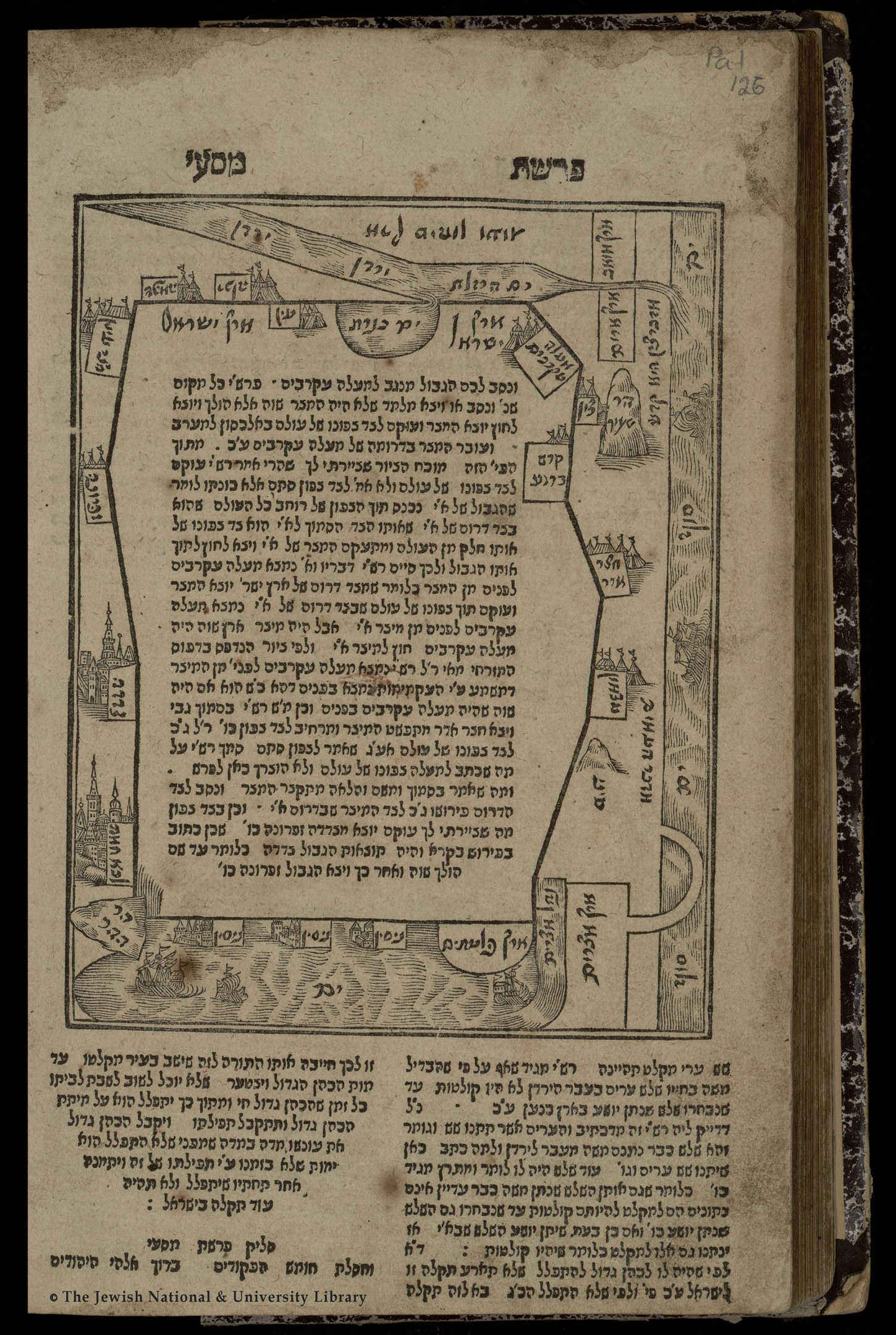 Offenes Buch mit hebräischer Schrift und beschrifteter Karte von Jerusalem vor schwarzem Hintergrund.