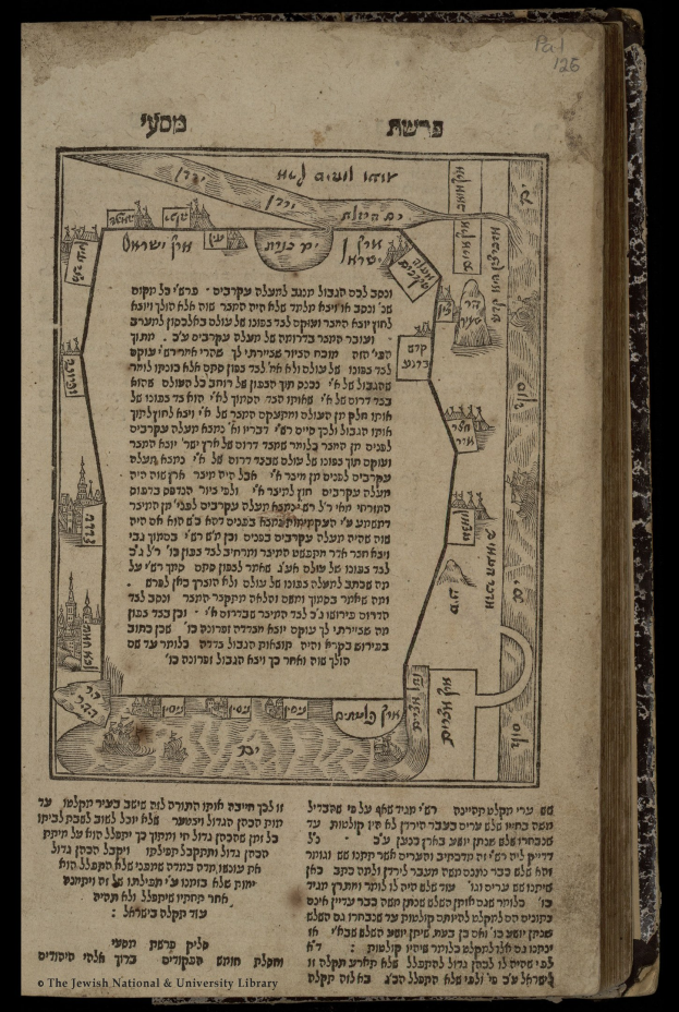 Offenes Buch mit hebräischer Schrift und beschrifteter Karte von Jerusalem vor schwarzem Hintergrund.