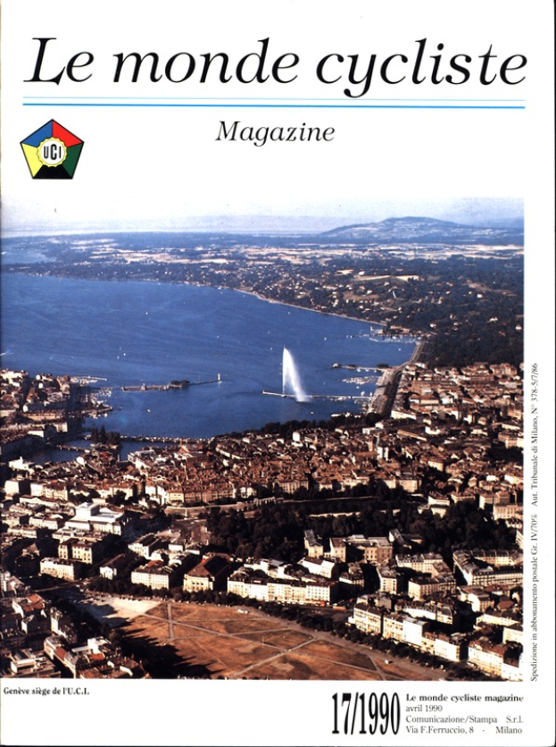 Ein Plakat der Zeitschrift "Le Monde Cycliste Magazine" mit einer Luftaufnahme einer Stadtlandschaft mit Gebäuden, Wasser und einem Brunnen sowie Text.