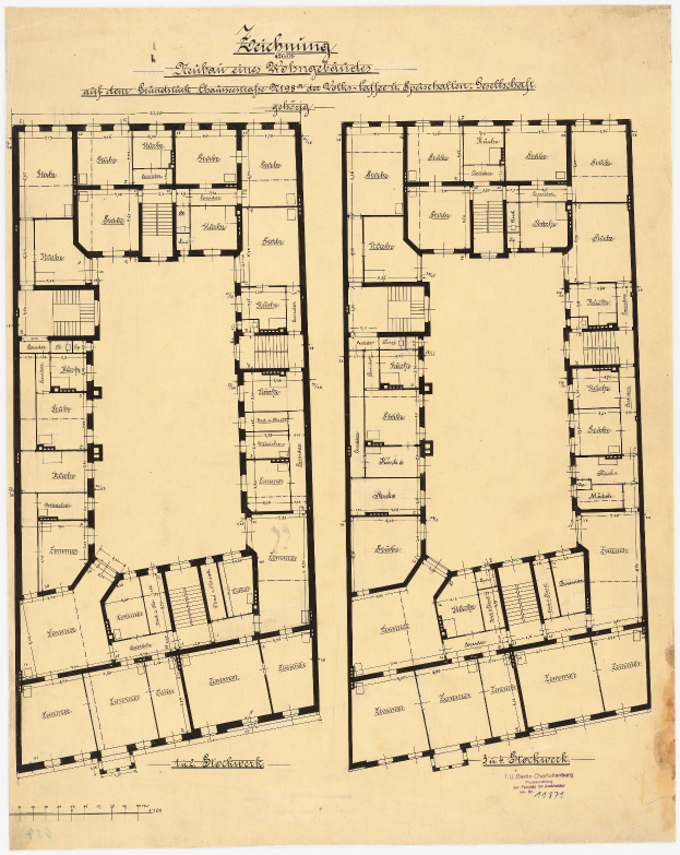 Ein detaillierter Grundrissplan des Reichstagsgebäudes in Berlin, Deutschland, der mehrere Räume, Flure, Fenster, Türen und andere Merkmale sowie begleitenden Text zeigt, der den Aufbau beschreibt.