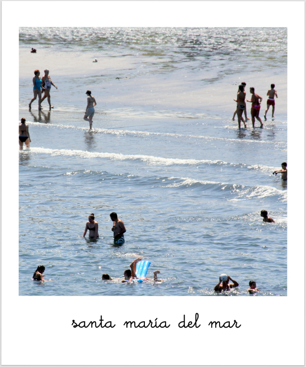 Eine Gruppe von Menschen, die am Strand spazieren gehen, während andere im Wasser schwimmen.
