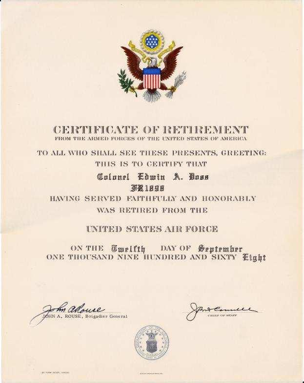 Ein formelles United States Air Force Rentnerzeugnis mit blauem Hintergrund, goldenem Siegel und fetter schwarzer Schrift, die "Certificate of Retirement" lautet.