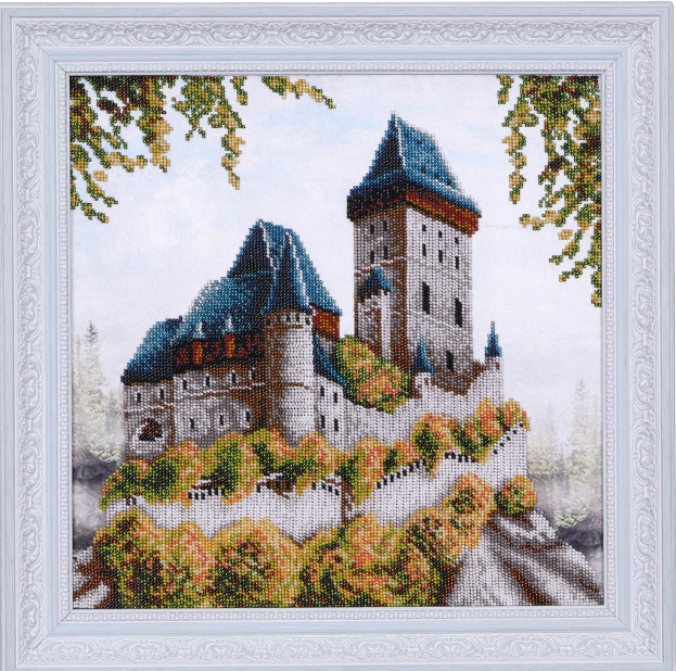 Ein Holzhausgerüst steht auf einem Fundament mit sichtbaren Balken und Stützen.