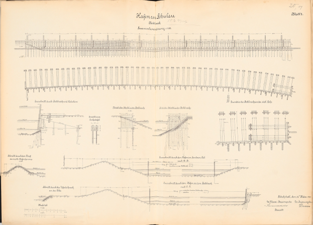 Offenes Buch mit detaillierten Zeichnungen und Texten eines Eisenbahnsystems, einschließlich einer Illustration der Bahnstrecke.