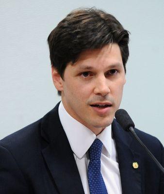 Ein Mann im Anzug und Krawatte spricht in ein Mikrofon, wahrscheinlich um über ein vom Staat genehmigtes Gesetz zur Internet-Sperrung zu sprechen.