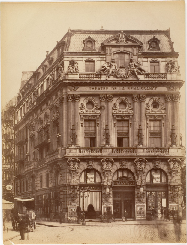 Schwarz-weißes Foto des Théâtre de la Renaissance in Paris, das eine Fassade mit Fenstern, Säulen, Bögen und Skulpturen zeigt, mit einer Straßenszene vor dem Gebäude und Himmel darüber.