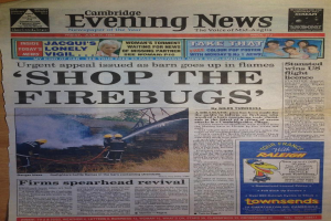 Zeitungstitelseite mit mehreren Anzeigen und Schlagzeilen.