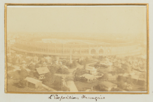 Altes Schwarz-Weiß-Foto eines Stadions in einer städtischen Umgebung mit umliegenden Gebäuden, Bäumen und Strommasten, mit Text unten.