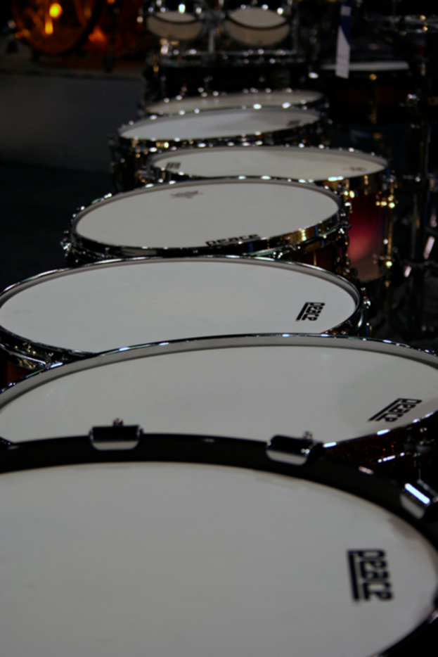 Eine Vielzahl von Medikamenten auf einem Boden verstreut.