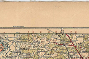 Ein detaillierter alter Stadtplan von Würzburg, Deutschland, mit Straßen, Gebäuden, Sehenswürdigkeiten und einer roten Linie, die hindurchführt, einschließlich Text über die Bevölkerung, Straßen und Sehenswürdigkeiten.