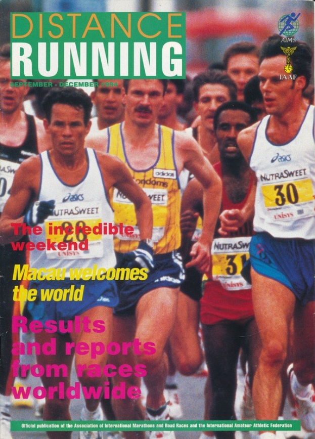 Plakat einer Gruppe von Menschen, die bei einem Marathon laufen, auf dem Cover eines Magazins mit dem Titel "Distanzlauf", mit einem hellblauen Himmel-Hintergrund und fetter schwarzer Schrift.