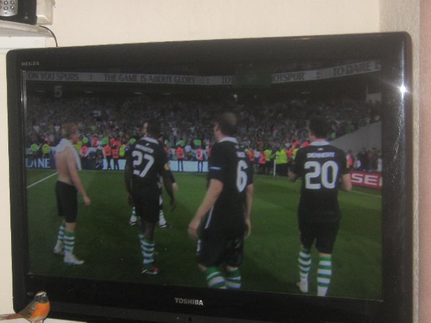 Ein Fernsehbildschirm zeigt eine Szene mit ein paar Menschen.