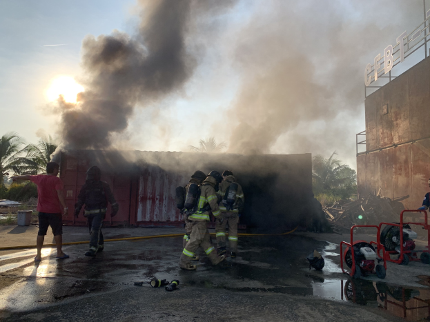 FW Neukirchen-Vluyn: Großer Stallbrand - Anstrengender Einsatz über 17 Stunden + Folgelöscharbeiten bis zum nächsten Tag (Endbericht)