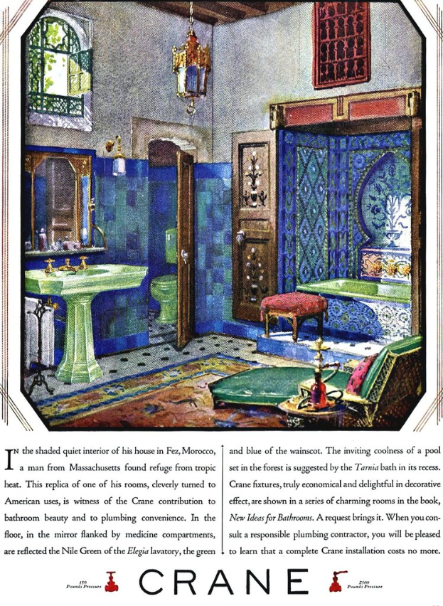 Ein Buchseite, die ein Badezimmer mit Waschbecken, Wasserhahn, Spiegel, Lampe, Fenster, Tür, WC, Hocker, Stuhl, Badewanne und einen Teppich zeigt.