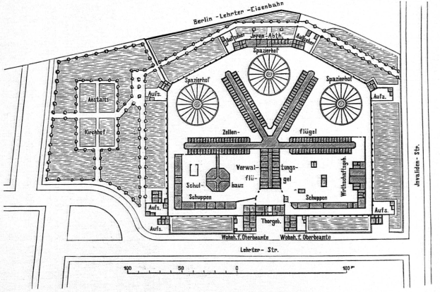 Ein detaillierter Architekturplan eines Gebäudes mit zahlreichen Fenstern, beschriftet mit Lehrten-eisenbahn, mit textuellen und numerischen Anmerkungen zur Veranschaulichung des Gebäudelayouts.