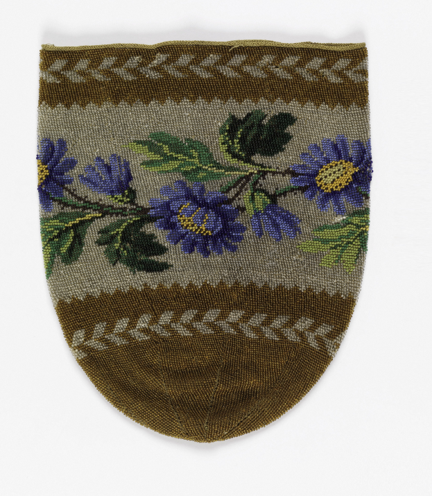 Ein Close-up von Socken mit einem blauen Blumenmuster mit grünen Blättern auf einem weißen Hintergrund.