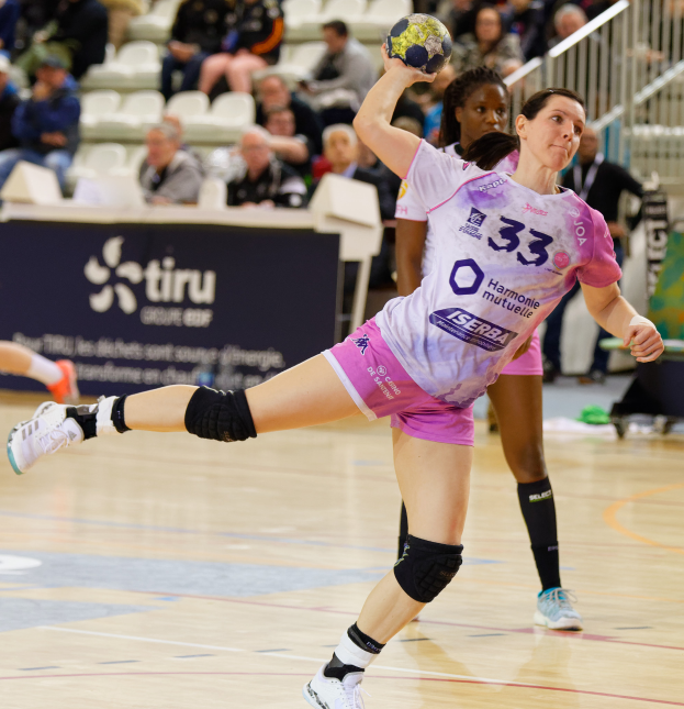Eine Gruppe von Frauen beim Handballspielen auf einem Feld mit einem Ball in der Mitte und Zuschauern im Hintergrund bei der Futsal-Weltmeisterschaft 2019 in Paris, Frankreich.