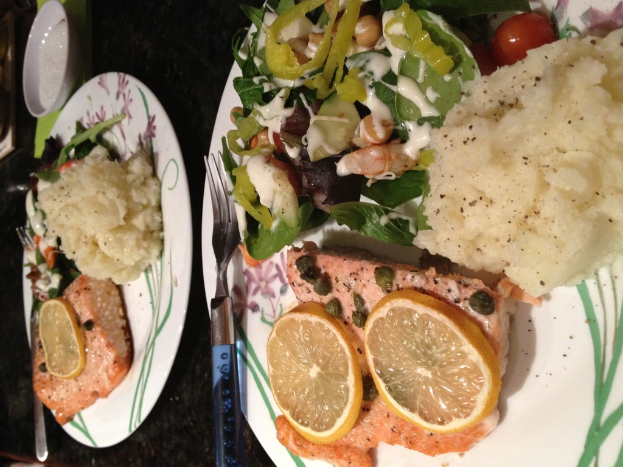 Ein Teller mit Gabeln und anderen Gegenständen auf einem Tisch.