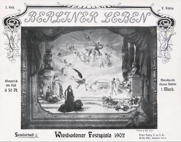 Schwarzes und weißes Foto einer Bühne von den 1902er Wiesbadener Festspielen, mit Darstellern in traditioneller deutscher Tracht und einem klatschenden Publikum im Hintergrund.