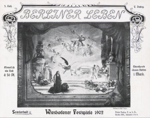 Schwarzes und weißes Foto einer Bühne von den 1902er Wiesbadener Festspielen, mit Darstellern in traditioneller deutscher Tracht und einem klatschenden Publikum im Hintergrund.
