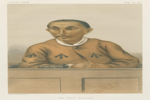 Ein Mann in einem weißen Hemd und dunklen Hosen sitzt an einem Tisch mit gefalteten Händen und sieht ernst aus, mit dem Text "Die Rasenbetrug" unten.