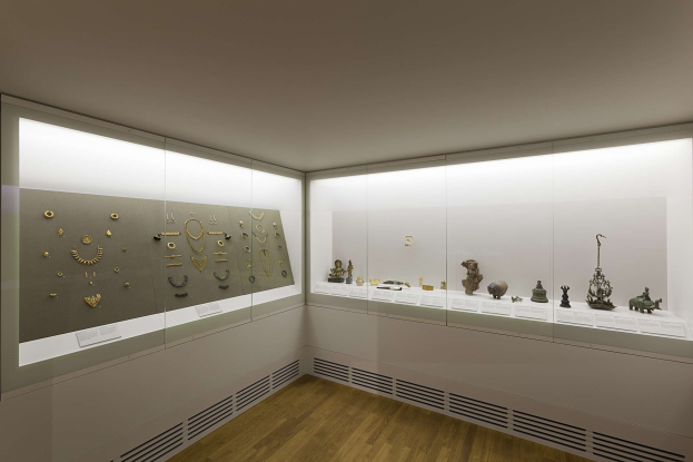 Vitrine voller verschiedener Ketten, Schmuckstücke und Schmuck im Museum of Fine Arts, New York City, 2015.