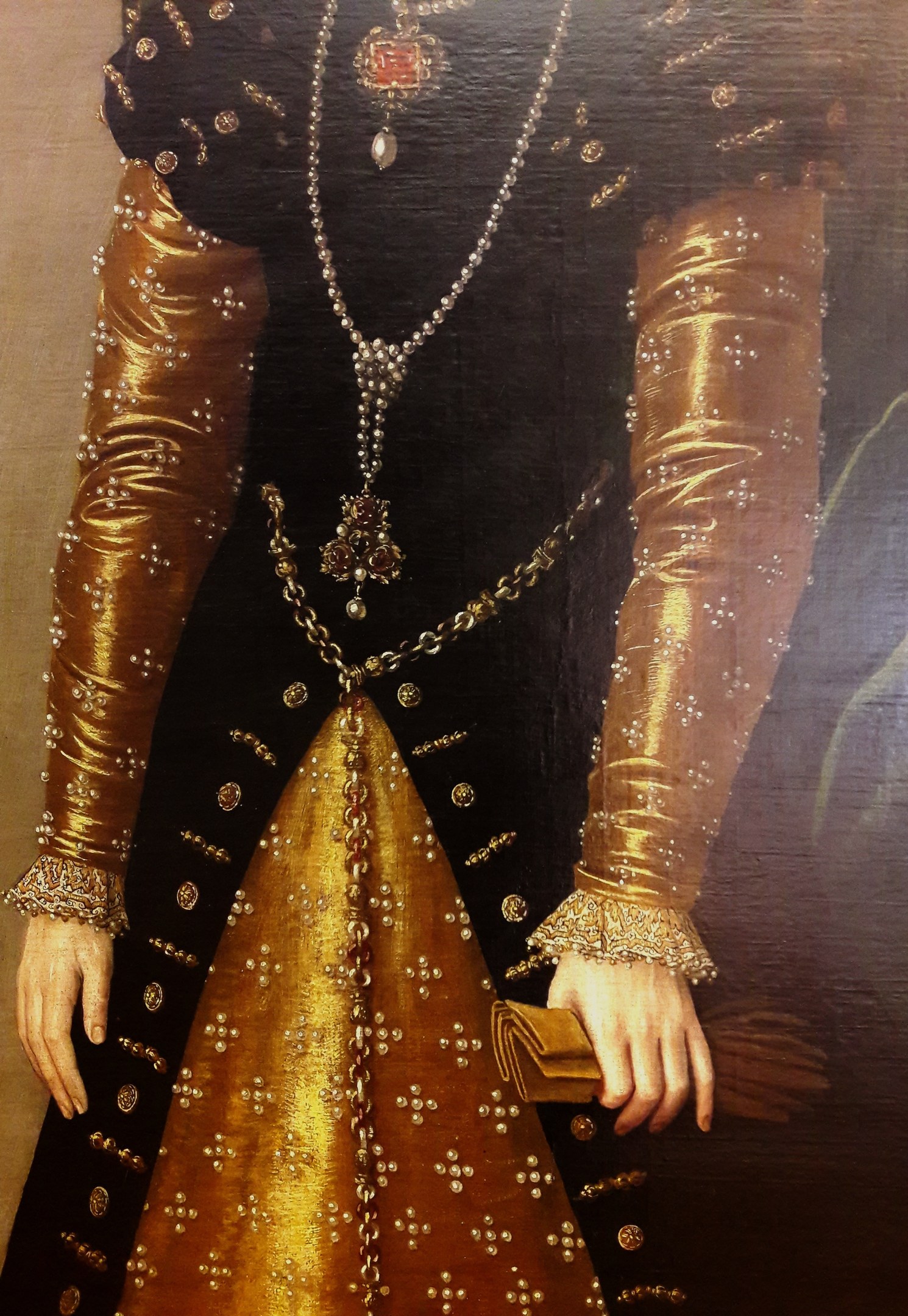 Gemälde einer Frau in einem goldenen Kleid mit hohem Ausschnitt und langen Ärmeln, die eine Tasche hält, mit einem Dutt und seitlichem Blick.