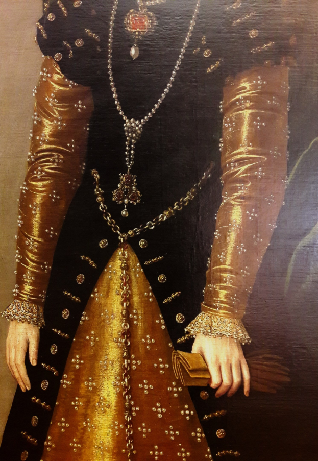 Gemälde einer Frau in einem goldenen Kleid mit hohem Ausschnitt und langen Ärmeln, die eine Tasche hält, mit einem Dutt und seitlichem Blick.