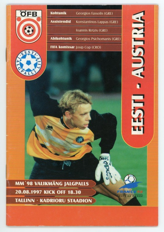 Soccer Card aus der FIFA-Weltmeisterschaft 1998 mit einem Spieler in einem Jersey mit entschlossener Miene vor einem hellblauen Himmel mit weißen Wolken.
