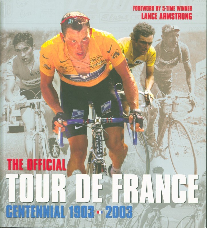 Offizielles Tour-de-France-Jubiläumsplakat von 1903–2003, das Radfahrer in einer Gruppe zeigt, mit Text, der Details zum Ereignis liefert.