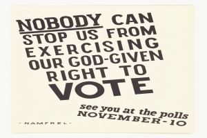 Ein Plakat mit fetter schwarzer Schrift auf einem weißen Hintergrund, eingerahmt von einem schmalen schwarzen Rand, das 'Niemand kann uns daran hindern, unser Gottgegebenes Recht auf Wahlen auszuüben.' sagt.
