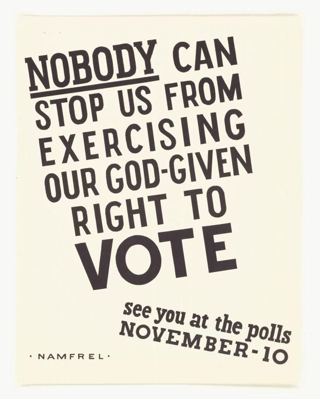 Ein Plakat mit fetter schwarzer Schrift auf einem weißen Hintergrund, eingerahmt von einem schmalen schwarzen Rand, das 'Niemand kann uns daran hindern, unser Gottgegebenes Recht auf Wahlen auszuüben.' sagt.