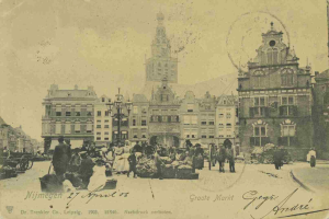 Schwarz-weiß-Postkarte einer belebten Leipziger Straße im Jahr 1903 mit Fußgängern, Pferdewagen, Gebäuden und Laternenmasten.